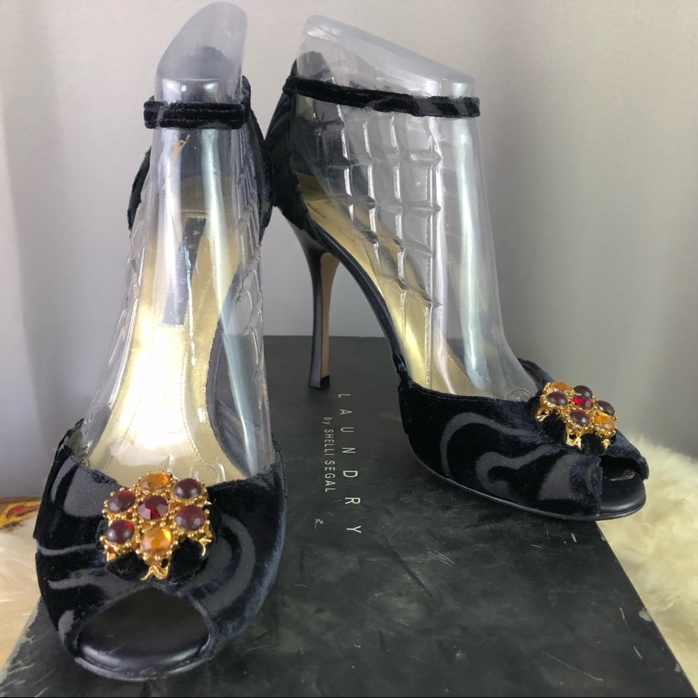 LAUNDRY BY SHELLI SEGAL "Devon" velvet heels